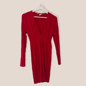 Klänning Nelly Trend - Klänning med djup urringning från Nelly Trend.