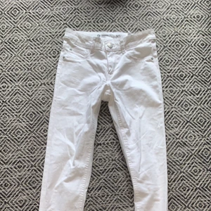 Jeans  - Ett par vita jeans som använts 1 gång.