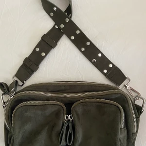 Mörk grön väska  - Säljer denna mörkgröna väskan ifrån Gina Tricot✨Långt band som tillhör väskan finns med! Väskan är som helt ny, inga skador finns⚡️Betalning sker via Swish, köptes för 349kr men säljer för 250kr🤍