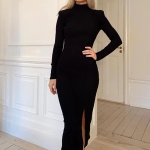 Klänning  - Ribbad långklänning från Gina Tricot i storlek M. Använd 1 gång. Säljer för 250kr 🖤