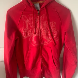 Vintage Nike zip up  - Säljer denna sjukt unika och fina hoodie från Nike ! Den är lite sliten eftersom den är väldigt vintage , skulle gissa på att den är väldigt gammal ! Det som är slitet är bara snyggt och jag tycker det gör den coolare ! storlek är M men skulle säga att den är väldigt liten i storleken❤️