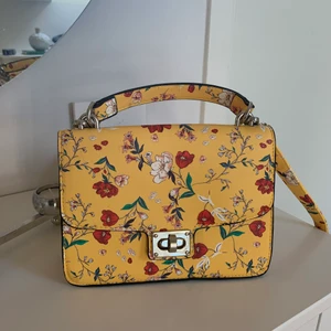 Väska - Väska som köpt i barcelona på butik bersha eller likande. Inte helt säker. Fint skick, knappt använd. Kan skickas eller hämtas i Kalmar. 