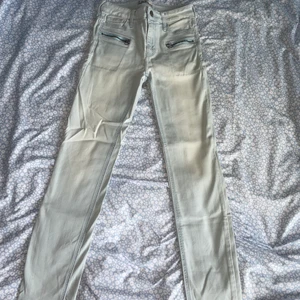 Hollister jeans w 24/31 - Superfina knappt använda ljusblåa Hollister jeans med coola fickor på framsidan, storlek 24, längd 31. 