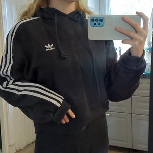 Adidas hoddie  - Snygg svart Adidas hoddie, knappt använd. Säljer då den inte går till användning. Storlek s. Köparen står för frakten. Skriv gärna vid frågor eller fler bilder. ♡♡
