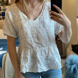 Rutig topp - Super söt topp i linne, med ruter, knyter i ryggen 