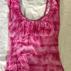 Söt topp - Söt topp köpt secondhand men inte kommit till användning. Står varken märke eller storlek men skulle tro att den är en xs/s