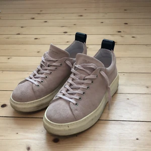 Jim Rickey sneakers - Väldigt fina sneakers från Jim Rickey. Sulan är lite smutsig men annars i väldigt fint skick!