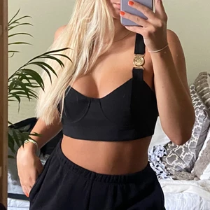 Topp - Snygg topp från Meshki (slutsåld). Ger en väldigt snygg figur men är dessvärre något stor på mig därav säljs den💖 Frakt tillkommer på 45kr🌸