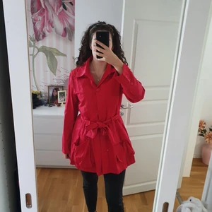 Regnkappa/jacka - Säljer en röd regnjacka/kappa. Strl 40 från Flash. Jag är 178 som referens på längd. Perfekt till regniga dagar. Köpare står för frakt