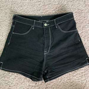 Tighta och korta svarta shorts från H&M i storlek 40🖤 Säljer pga för liten storlek för mig 😢