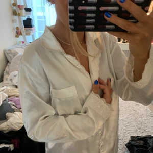 Glansig blus - Så fin blus med spetsdetaljer! Aldrig använd, prislapp kvar! Köpt på second hand 