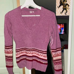 Fin lila stickad tröja med mönster - En lila stickad tröja med fint mönster på som passar en XS och S för tajtare passform