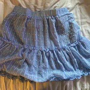 Blå prickig kjol - Aldrig använd blå prickig kjol från shein. 