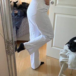 Vita jeans med slits  - Oanvända, så bekväma, passar 38. Från nakd 