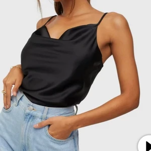 satintopp - Säljer denhär fina toppen från nelly. Har använt den ett fåtal gånger. 