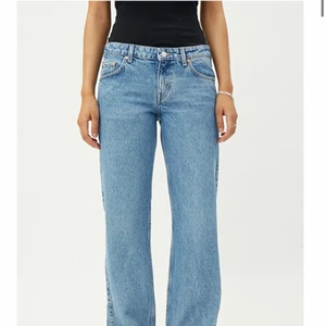 Lågmidjade jeans - Ett par jättefina lågmidjade mörkblå Jeans från weekday. Typ helt nya säljer pågrund av att dem inte sitter som jag vill att dom ska sitta. Är i nyskick storlek 28/30
