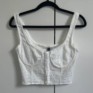 Helt nytt linne - Ett helt nytt(oanvänd!!) linne med prislappen kvar!! Jättefin spetstopp som passar till allt. Säljer pågrund av att den bara aldrig kom till användning. Köparen står för frakten💖💖