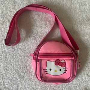 Hello Kitty väska - Pytte handväska med hellokitty på. 