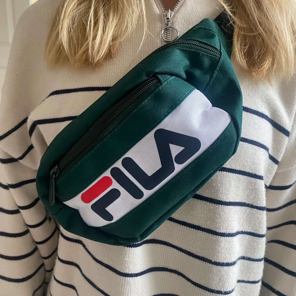 Sportig crossbody/waistbag från Fila. mörkgrön vattenavstötande canvas. . Väskor.