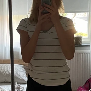 Northbrook sports t-shirt  - En helt vanlig vit t-shirt med gråa ränder och v-klyvning. Helt oanvänd så är nyskick, men behöver få den såld så säljer den ändå lite billigare. 