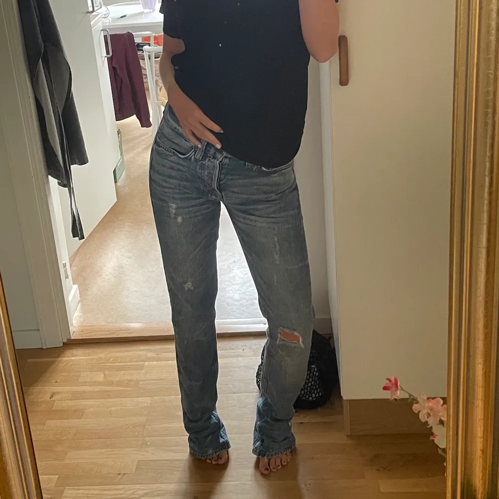 Ett par semi-slim mid-rise jeans i modell 308 Tapered från Crocker i storlek W26 L32. Väl använda men mycket kvar att ge! Jag är 161 cm och de är för långa för mig som kan ses på bilden :). Jeans & Byxor.
