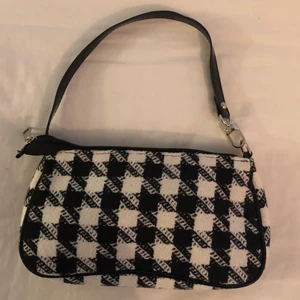 Handväska - En söt rutig handväska🖤🤍