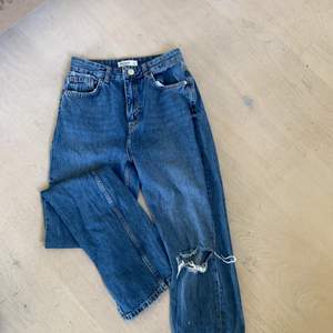 Jeans i fin tvätt, som nya från Pull&Bear! Hål på knäna och slits på utsidan! 