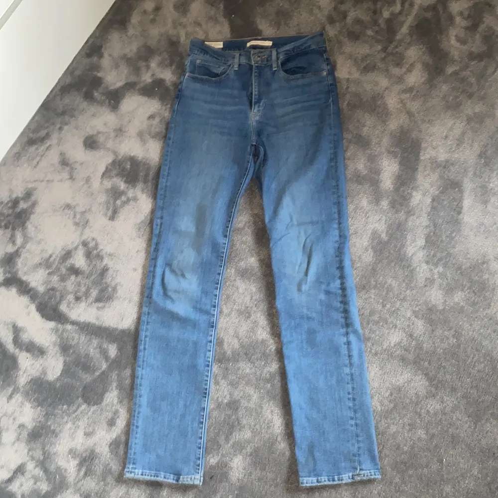 Säljer mina Levi’s jeans i modellen 724 high Rise straight  i storlek 27. Jeansen ser ut som nya då de knappt använts. Super fina men kommer tyvärr inte till användning. Nypris 1100 säljer för 250. Frakt ingår inte i priset . Jeans & Byxor.