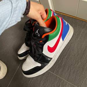 säljer mina nike jordan därav jag har köpt ett par andra! super snygga och speciellt med byxor över!! Fint skick och går att tvätta för ännu finare! Köparen står för frakten