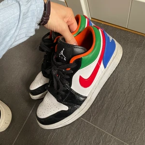 nike jordan - säljer mina nike jordan därav jag har köpt ett par andra! super snygga och speciellt med byxor över!! Fint skick och går att tvätta för ännu finare! Köparen står för frakten