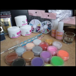 Akryl kitt för naglar  - Säljer tillbehöret till akryl naglar   Följer med ett rosa och vitt byggmaterial nästintill oanvänt!  Samt alla färger på bild två, dem också knappt använda   Pärlor och penslar att göra mönster med  Uv lampan följer med finns tre lägen 30,60,90 sekunder   Kan mötas vid snabb affär och kanske gå ner i pris, vill bli av med allt bara!!