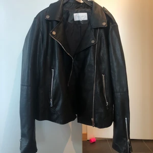 Skinnjacka - svart skinnjacka i storlek S, använd få gånger! 