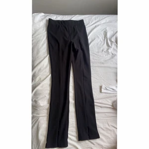 Kostymbyxor med slits  - Jätte fina kostymbyxor med slits ifrån Bikbok. Nypris är 499kr💗