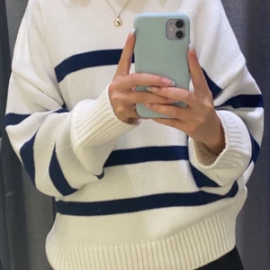 Stickad tröja❤️ - Säljer denna helt slutsålda populära tröja!!! Den är från bikbok och den är så fint skick då den är använd Mac 2-3 gånger, dock har den en begie väldigt ljus fläck vid halsen (kom privat för att se bild) men man lägger verkligen inte märke till den då den nästan är i samma färg som tröjan❤️den går att styla till så mycket och är så mysig nu till hösten❤️(nypris 400kr) BUD: 300kr, köp direkt för 400kr😍