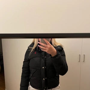 Ralph Lauren Vinterjacka  - Riktigt snygg vinterjacka från Ralph Lauren som är väldigt skön och varm med fin passform. Den har ett litet hål på ena fickan men det kan enkelt sys ihop/lappas för. Storlek M men passar även S. Köparen står för frakten men kan mötas upp i Malmö. Pris kan diskuteras! 