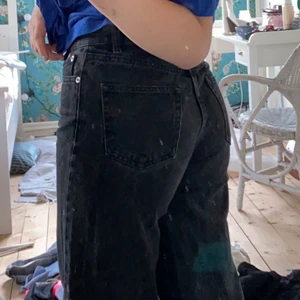 Jeans - Svarta raka jeans från junkyard. Säljer pga dem börjar bli för små för mig. Passar perfekt i längden, jag är 168.