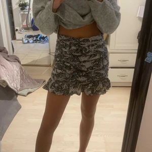 Kjol zara - Superfin kjol med coolt mönster från zara. 