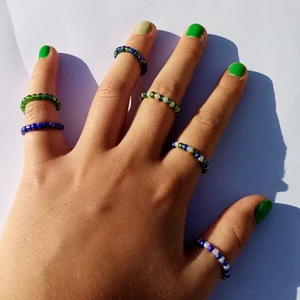 Ringar - som sagt är alla ringar i olika stolekar men gjorda av elastisk tråd. Dom är hemmagjorda och nya