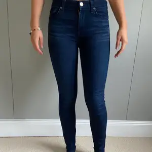 Ett par klassiska 7 of all mankind jeans! Nypris ca 2000kr!!