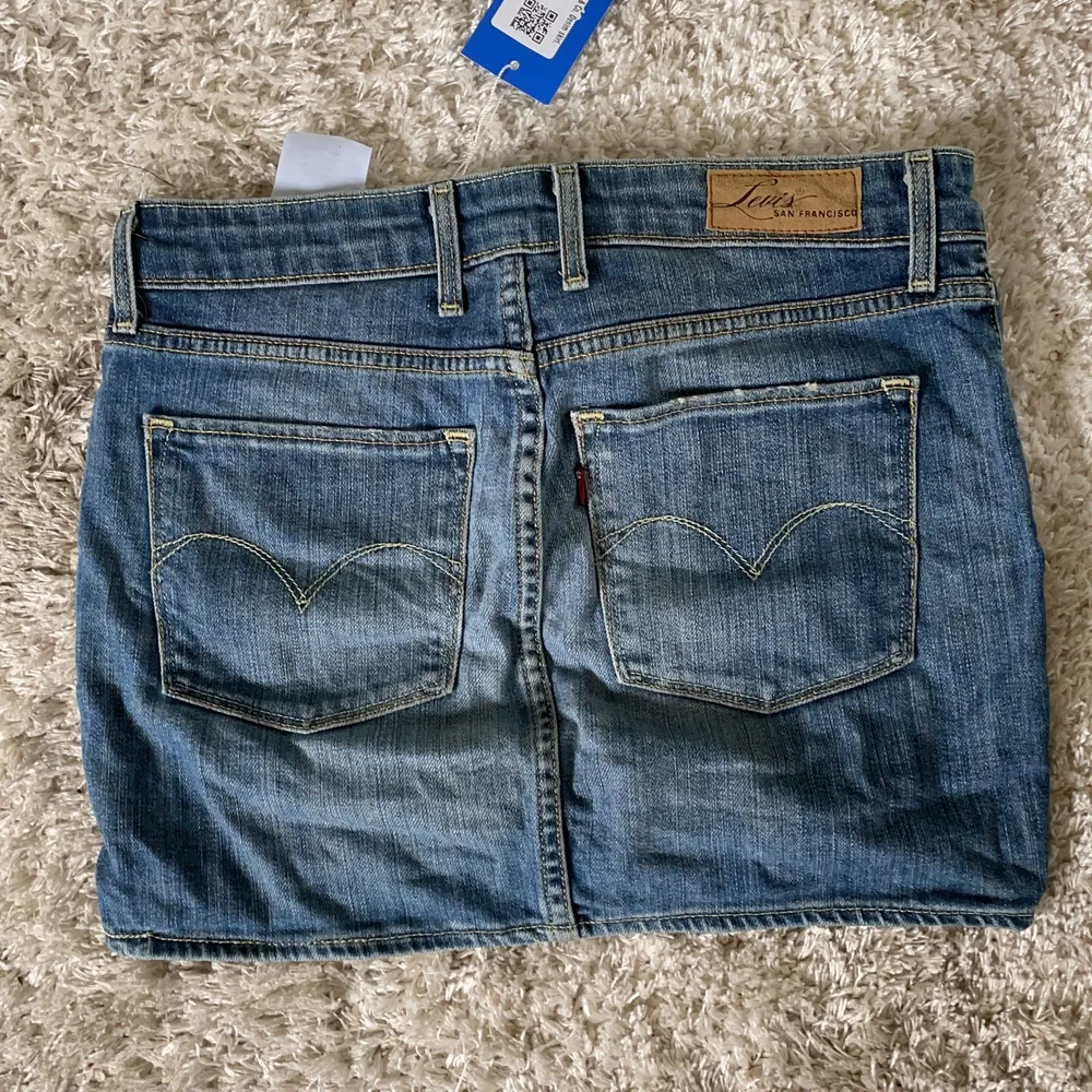 Kortkort jeanskjol från Levis. Köpt på sellpy med lappar kvar, tyvärr aldrig använd av mig eftersom den var för tight. Supersöt annars! Perfekt skick. Kjolar.