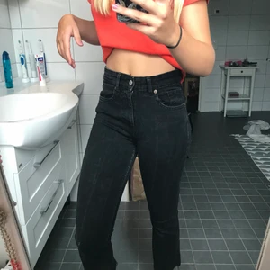 Svarta Zara Jeans - Jättesnygga svarta jeans med lite bootcut! Storlek 36. Sitter jättefint men säljer pga att de är för korta på mig (168 cm). Köparen står för frakten och jag vet att den är dyr, därför är priset på plagget sänkt!
