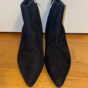 Mocka Stövletter & Other Stories - Helt nya mocka stövletter i märket & Other Stories. storlek 37. Ord pris 1300 sek