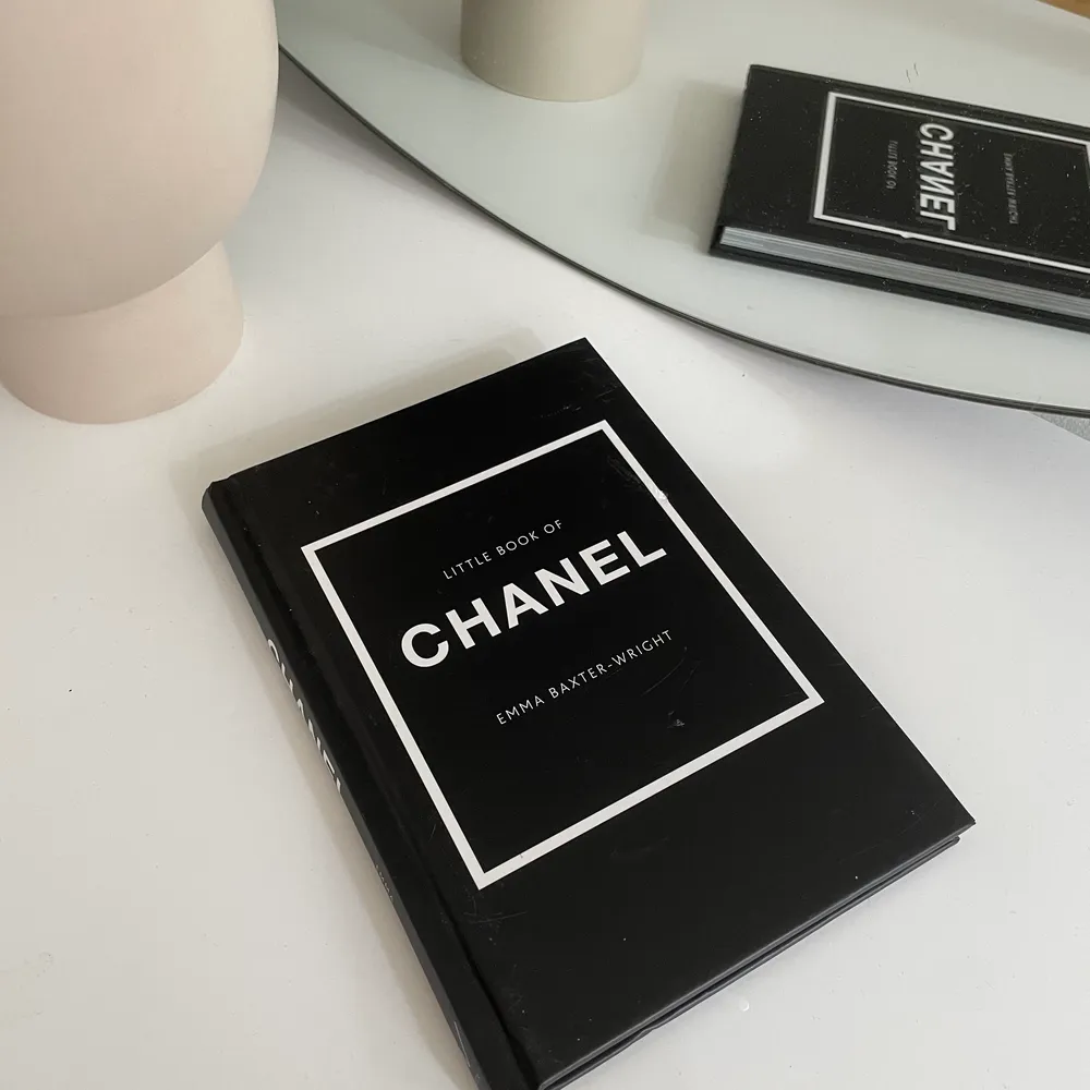 Söt coffe table bok Chanel - fint använd skick ( små repor på fram sidan ) 50 kr . Övrigt.