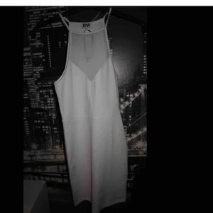 Vit sommarklänning  - Tight vit klänning köpt till studenten men aldrig använd. Har en liten missfärgning långt upp vid halsen pga smink (se bild). Köpt på bubbleroom 
