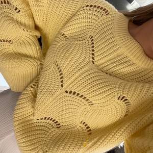 En superfin, gul, stickad tröja från Gina Tricot strl S! Fint skick men säljs på grund av rensning av garderoben🌻