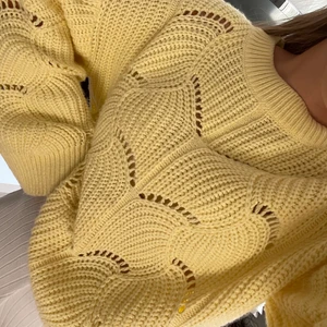 Gul stickad tröja - En superfin, gul, stickad tröja från Gina Tricot strl S! Fint skick men säljs på grund av rensning av garderoben🌻