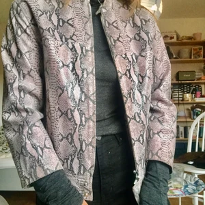 Vintage jacka - BUD ÄR BINDANDE!!! Världens coolaste jacka med lite axelvaddar💜💜 Helt rak i modellen och i fint skick. Jag på bilden är vanligtvis en strl 36, så beror ju lite på hur man vill att den ska sitta!! 