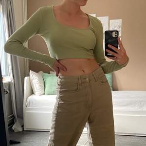 En långärmad croptop som är perfekt med att para med high waisted jeans.