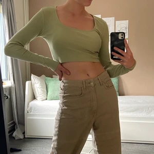 Grön långärmad topp - En långärmad croptop som är perfekt med att para med high waisted jeans.