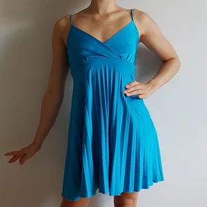 Plisserad turkos klänning från Bershka - Jag älskar denna plisserade, turkosa klänning från Bershka, stl.M (jag skulle säga att den snarare passar S), med smickrande byst. Materialet är glansigt och skimrande i stretchigt tyg. Med spaghetti axelband.